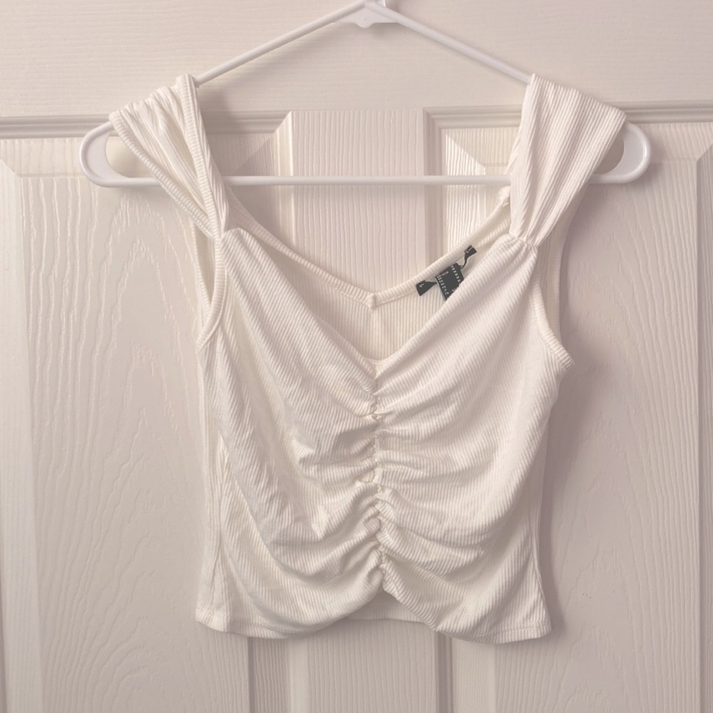 Cute white cropped well fitted top